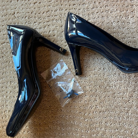 Almost New Gucci GG Navy Patent platform heels - Picture 2 of 15